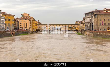 Florenz, Italien - 2. Februar 2018: Brücke Ponte Vecchio über den Fluss Arno, historisches Wahrzeichen am Wintertag in der Toskana. Stockfoto