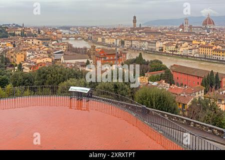 Florenz, Italien - 2. Februar 2018: Brücken über den Fluss Arno mit erhöhtem Blick vom Hügel am kalten, regnerischen Wintertag. Stockfoto