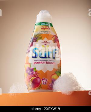 Mansfield, Nottingham, Vereinigtes Königreich, 13. August 2024: Studio-Produktbild von Surf Waschmittel. Stockfoto