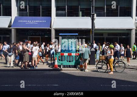 London, Großbritannien. August 2024. Um die Polizeiwache mit dem neuen Banksy-Kunstwerk in der City of London sind Barrieren installiert. Das Kunstwerk, das eine Piranhas-Schule darstellt, ist das siebte neue Kunstwerk des schwer fassbaren Straßenkünstlers in ebenso vielen Tagen in London. Quelle: Vuk Valcic/Alamy Live News Stockfoto