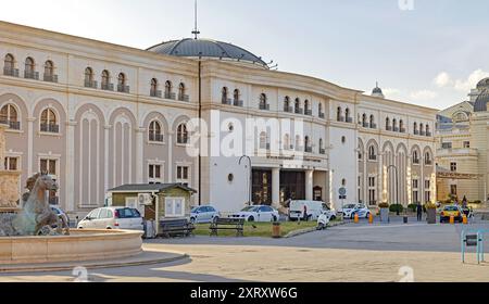 Skopje, Nordmakedonien - 23. Oktober 2023: Museum des mazedonischen Kampfes für die Unabhängigkeit im Zentrum der Hauptstadt. Stockfoto