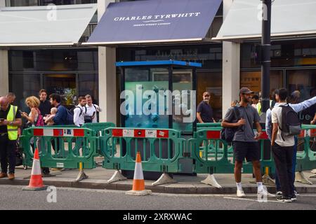 London, Großbritannien. August 2024. Um die Polizeiwache mit dem neuen Banksy-Kunstwerk in der City of London sind Barrieren installiert. Das Kunstwerk, das eine Piranhas-Schule darstellt, ist das siebte neue Kunstwerk des schwer fassbaren Straßenkünstlers in ebenso vielen Tagen in London. Quelle: Vuk Valcic/Alamy Live News Stockfoto