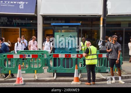 London, Großbritannien. August 2024. Um die Polizeiwache mit dem neuen Banksy-Kunstwerk in der City of London sind Barrieren installiert. Das Kunstwerk, das eine Piranhas-Schule darstellt, ist das siebte neue Kunstwerk des schwer fassbaren Straßenkünstlers in ebenso vielen Tagen in London. Quelle: Vuk Valcic/Alamy Live News Stockfoto