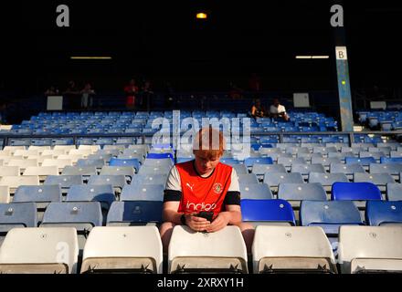 Ein Luton-Fan auf den Tribünen vor dem Sky Bet Championship-Spiel in der Kenilworth Road, Luton. Bilddatum: Montag, 12. August 2024. Stockfoto