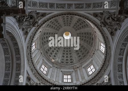 Brescia, Italien - 17. Juni 2024 - die Kathedrale Santa Maria Assunta (Duomo Nuovo) an einem sonnigen Frühlingnachmittag Stockfoto