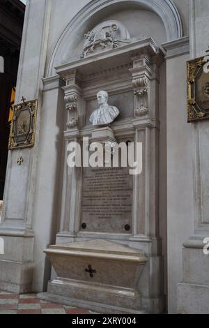 Brescia, Italien - 17. Juni 2024 - die Kathedrale Santa Maria Assunta (Duomo Nuovo) an einem sonnigen Frühlingnachmittag Stockfoto