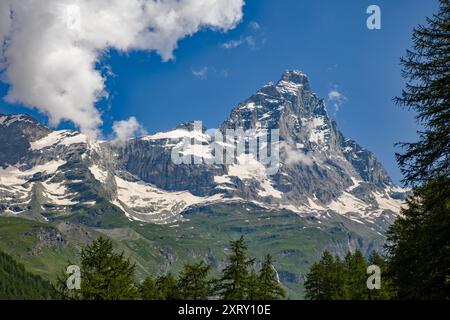 Blick auf das matterhorn vom aostatal im Sommer mit sonnigem blauem Himmel und einigen Wolken Stockfoto