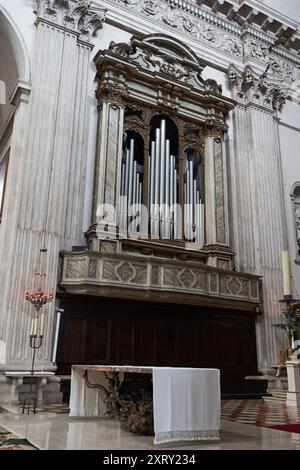 Brescia, Italien - 17. Juni 2024 - die Kathedrale Santa Maria Assunta (Duomo Nuovo) an einem sonnigen Frühlingnachmittag Stockfoto