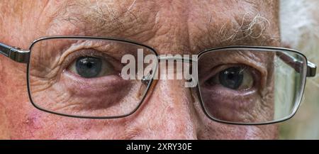 Die Augen eines 87-jährigen Mannes. Stockfoto