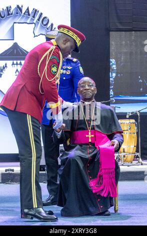 Der Präsident des Übergangs, Brice Clotaire Oligui Nguema, während der Eröffnung des Inclusive National Dialogue im Palais des Sports in Libreville, 2. April 2024. Stockfoto