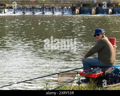 Fisherman von Abingdon Weir auf der Themse. Der Fluss fließt durch das Herz von Abingdon, die angeblich die älteste Stadt Großbritanniens ist. So liegt der Abschnitt oberhalb der mittelalterlichen Steinbrücke der Stadt. Stockfoto