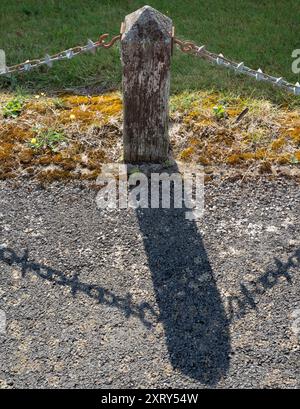 Gartenpfosten und Kettenzaun, mit Schatten, Upper Radley Village. Abstrakte Schönheit oder interessante Formen finden Sie überall, wenn Sie nur hart genug hinschauen. Diese schönen Formen Grenzen an einen Garten, der buchstäblich nur einen Steinwurf von meinem Haus entfernt ist. Es zeigt nur, dass man manchmal nicht um die halbe Welt gehen muss, um den Schuss zu bekommen. Stockfoto