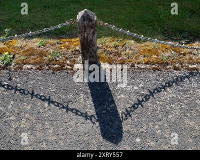 Gartenpfosten und Kettenzaun, mit Schatten, Upper Radley Village. Abstrakte Schönheit oder interessante Formen finden Sie überall, wenn Sie nur hart genug hinschauen. Diese schönen Formen Grenzen an einen Garten, der buchstäblich nur einen Steinwurf von meinem Haus entfernt ist. Es zeigt nur, dass man manchmal nicht um die halbe Welt gehen muss, um den Schuss zu bekommen. Stockfoto