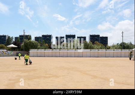 Viladecasn, SPANIEN - 12. AUGUST 2024: Mitarbeiter des städtischen Dienstes reinigen nach einem massiven Ereignis sorgfältig einen öffentlichen Raum. Stockfoto