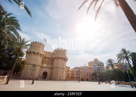 Mittelalterliche Zwillingstürme Torres de Serranos mit Flaggen und Stadtkulisse Stockfoto