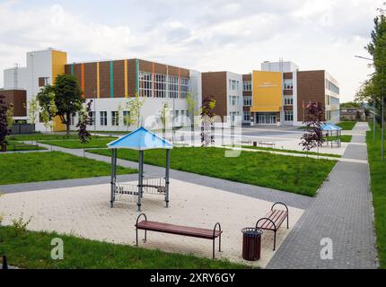 Woronesch, Russland - 2. August 2023: Neue moderne Schule im Dorf Streliza in der Region Woronesch Stockfoto