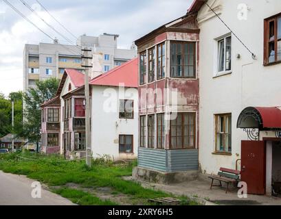 Woronesch, Russland - 2. August 2023: Viertel der umgesiedelten Häuser in der Sovetskoi Straße, Dorf Devitsa, Region Woronesch Stockfoto