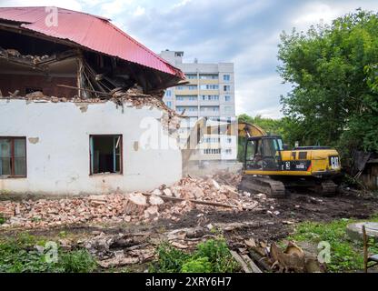 Woronesch, Russland - 02. August 2023: Demontage des Notgehäuses mit Hilfe eines Baggers Stockfoto