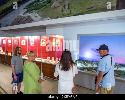 Woronesch, Russland - 2. August 2023: Besucher eines der Ausstellungsstücke des archäologischen Museums Kostenki, Region Woronesch Stockfoto