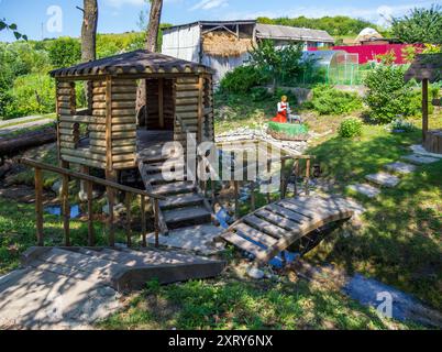 Woronesch, Russland - 2. August 2023: Verbesserung einer Quelle im Dorf Kostenki, Region Woronesch Stockfoto