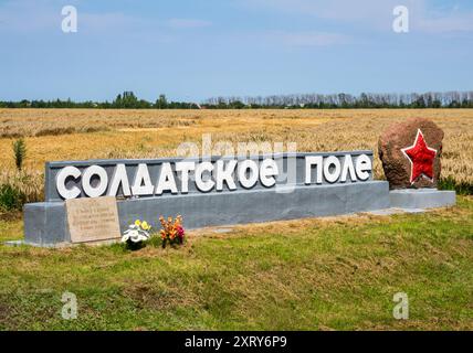 Woronesch, Russland - 2. August 2023: Gedenkschild „Soldatenfeld“ auf der Autobahn Woronesch-Ostrogoschsk Stockfoto