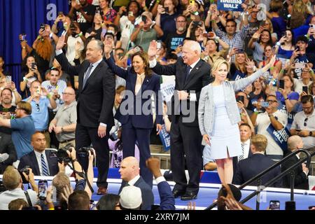 Doug Emhoff, demokratischer Präsidentschaftskandidat Kamala Harris, Minnesota-Gouverneur Tim Walz, und Gwen Walz treten am 6. August 2024 während einer Wahlkampfveranstaltung im Liacouras Center der Temple University in Philadelphia, Pennsylvania, auf. Stockfoto