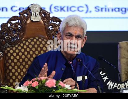 Srinagar, Indien. August 2024. SRINAGAR, INDIEN - 12. AUGUST: Jammu und Kaschmir Lt. Gouverneur Manoj Sinha sprechen während einer Pressekonferenz im Sher-i-Kashmir International Conference Centre (SKICC) am 12. August 2024 in Srinagar, Indien. (Foto: Waseem Andrabi/Hindustan Times/SIPA USA) Credit: SIPA USA/Alamy Live News Stockfoto