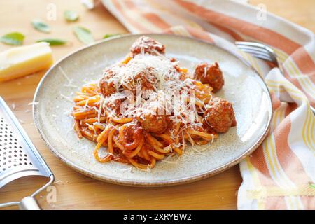 Hausgemachte italienische Spaghetti und Fleischbällchen in Tomatensauce auf Holztisch Stockfoto