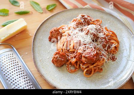 Hausgemachte italienische Spaghetti und Fleischbällchen in Tomatensauce auf Holztisch Stockfoto