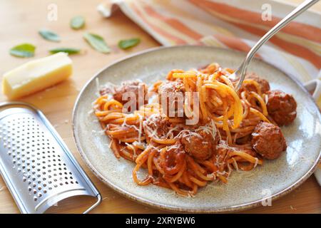 Nahaufnahme von braunem Zucker auf goldenem Löffel über weißem Hintergrund, Draufsicht Stockfoto