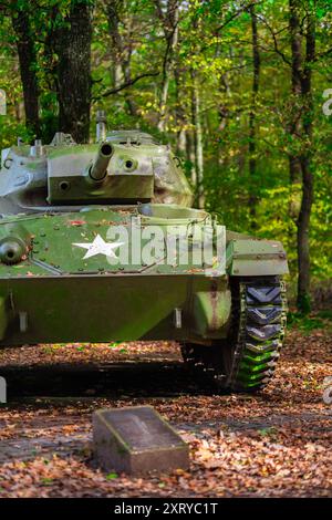 Grüner Militärpanzer im Wald, von vorne gesehen Stockfoto