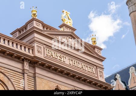 Das Pabst Theater ist eine Musikhalle, die 1895 in der Innenstadt von Milwaukee erbaut wurde und auch als „The Pabst“ bekannt ist. Stockfoto