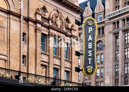 Das Pabst Theater ist eine Musikhalle, die 1895 in der Innenstadt von Milwaukee erbaut wurde und auch als „The Pabst“ bekannt ist. Stockfoto