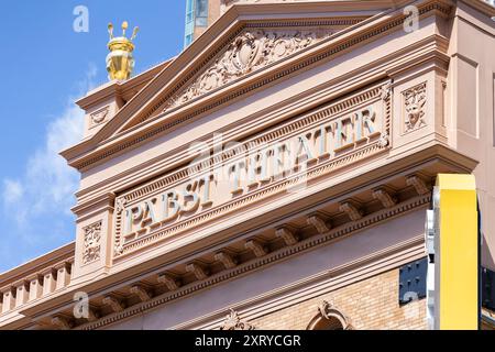 Das Pabst Theater ist eine Musikhalle, die 1895 in der Innenstadt von Milwaukee erbaut wurde und auch als „The Pabst“ bekannt ist. Stockfoto