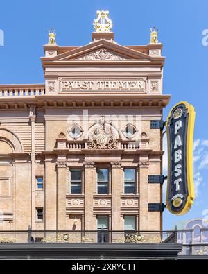 Das Pabst Theater ist eine Musikhalle, die 1895 in der Innenstadt von Milwaukee erbaut wurde und auch als „The Pabst“ bekannt ist. Stockfoto