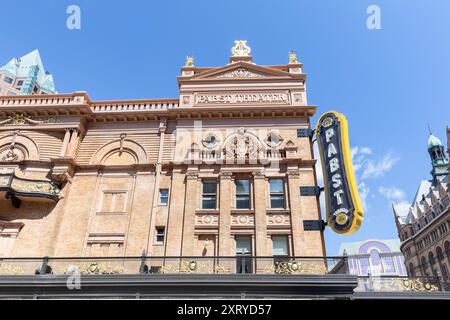 Das Pabst Theater ist eine Musikhalle, die 1895 in der Innenstadt von Milwaukee erbaut wurde und auch als „The Pabst“ bekannt ist. Stockfoto