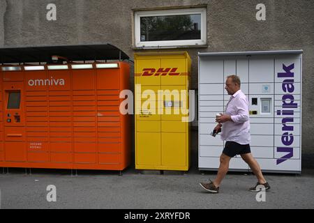 Tallinn, Estland - 24. Juli 2024: Selbstbedienungspostmaschinen Omniva, DHL und Venipak in Tallinn. Stockfoto