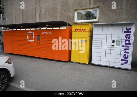 Tallinn, Estland - 24. Juli 2024: Selbstbedienungspostmaschinen Omniva, DHL und Venipak in Tallinn. Stockfoto