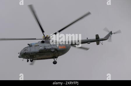 Litauischer MIL Mi-8T HIP, SAR, Hubschrauber, Abfahrt am Abflugtag am Royal International Air Tattoo Stockfoto