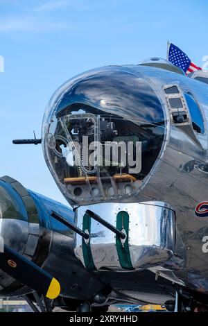 Boeing B-17 Flying Fortress Vintage-Bomberflugzeug Bendix Kinnwaffenturm, Maschinengewehre, amerikanische Flagge, sentimentale Reise, restaurierte USA aus dem Zweiten Weltkrieg Stockfoto