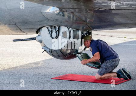 Boeing B-17 Flying Fortress Oldtimer-Bomberflugzeug-Wartungsteam arbeitet am ventralen Kugelturm unter Rumpf, sentimental Journey, B17 2. Weltkrieg Stockfoto