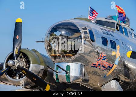 Boeing B-17 Flying Fortress Oldtimer-Bomberflugzeug Cockpit, Bendix Kin Gun Turm, sentimentale Reise, restaurierte B17 USA Flugzeug aus dem Zweiten Weltkrieg Stockfoto