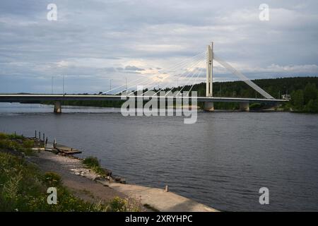 Rovaniemi, Finnland - 27. Juli 2024: Der Fluss Kemijoki in der nordfinnischen Stadt Rovaniemi. Stockfoto