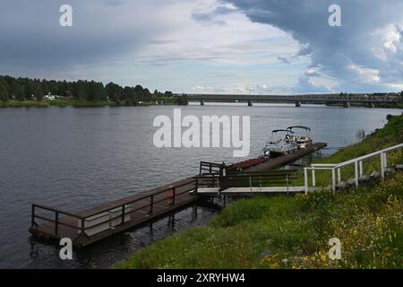 Rovaniemi, Finnland - 27. Juli 2024: Der Fluss Kemijoki in der nordfinnischen Stadt Rovaniemi. Stockfoto