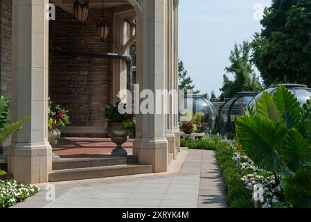 Dekorativer, restaurierter Steinportikus in Casa Loma (Westseite) mit Schoten und Pflanzen im Sommer (auf der 1 Austin Terrace) in der Mitte der Stadt Toronto, Kanada Stockfoto