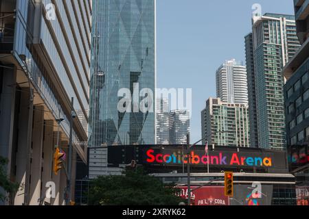 Blick nach Osten auf den Bremner Boulevard in Richtung Schild zur Scotiabank Arena an der 40 Bay Street im Zentrum von Toronto, Kanada (Kreuzung York St) Stockfoto