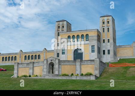 Allgemeine Ansicht der RC Harris Water Treatment Plant in 2701 Queen Street East in Toronto, Kanada - Filtrationsgebäude, Südlage Stockfoto