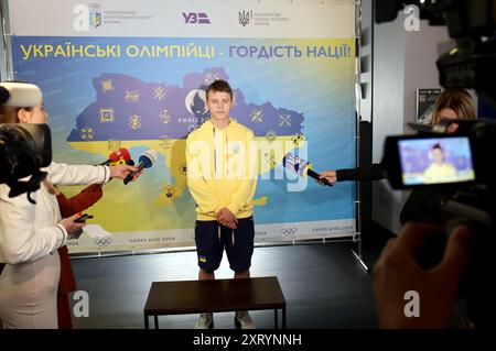 Nicht exklusiv: KIEW, UKRAINE - 12. AUGUST 2024 - ukrainischer Taucher Oleksii Sereda spricht während der Begrüßungszeremonie an der Zentralbahn vor der Presse Stockfoto