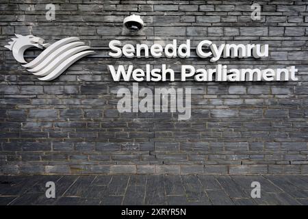 Walisisches Parlament - Senedd cymru-Schild und Logo auf Schieferwand. Aufgenommen Im Sommer 2024 Stockfoto