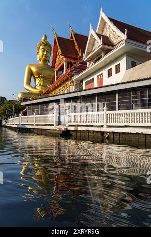 Große Buddha-Statue im Tempel Wat Paknam in Bangkok, Thailand Stockfoto